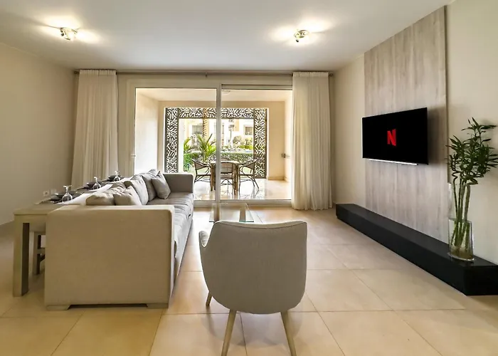Modish & Modern 1bdr Poolfront Mangroovy Free Pool & Apartment