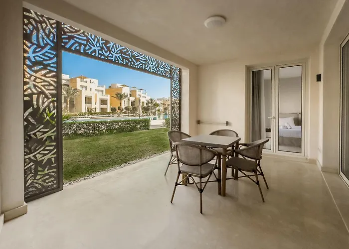 Modish & Modern 1bdr Poolfront Mangroovy Free Pool & Apartment *